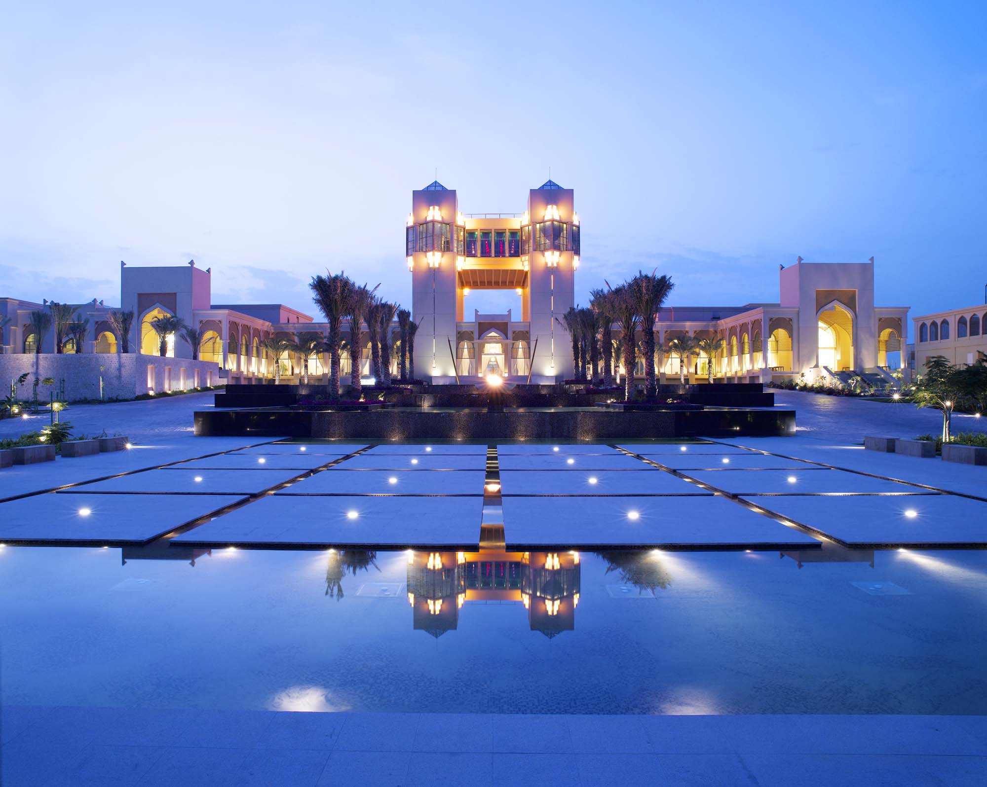 Огни аль тура. Al Areen Palace & Spa. Al Areen Palace & Spa by Accor. Оазис Аль Бахрейн. Бахрейн дворец короля.